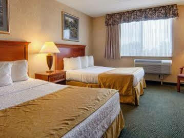 Western East Towne Hotel 3*